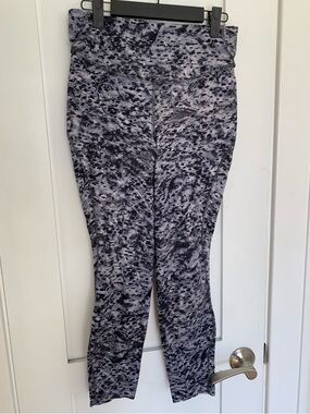 46. Size 8 LULULEMON Grey Patterned Base Pace Leggings